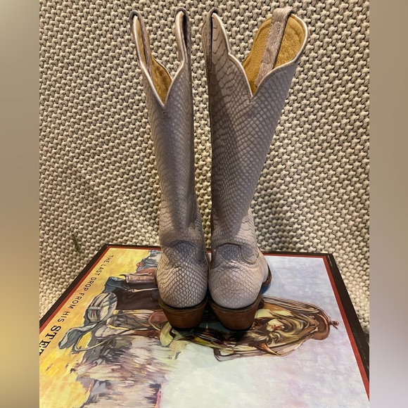 Idyllwind leather western boot. Off white snake print embossed design. Snip toe. - Picture 2 of 4